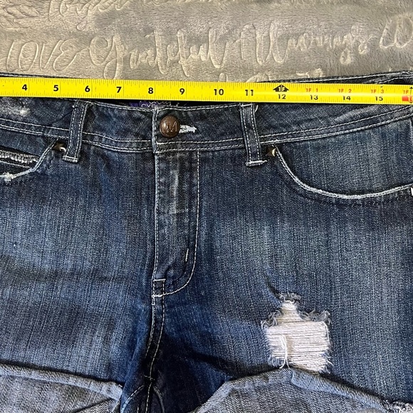 Miley Cyrus shorts - Picture 3 of 6